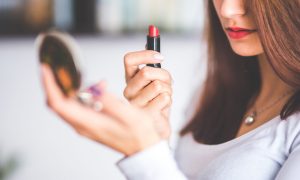Žena sa maľuje (pexels.com)