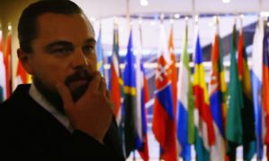 Leonardo DiCaprio pri slovenskej vlajke v sídle OSN