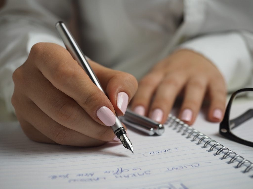písanie poznámok detail na ruku