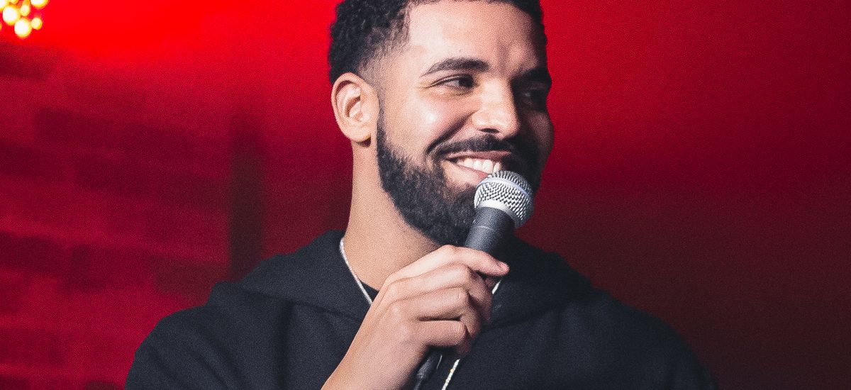 Drake s mikrofónom