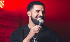 Drake s mikrofónom