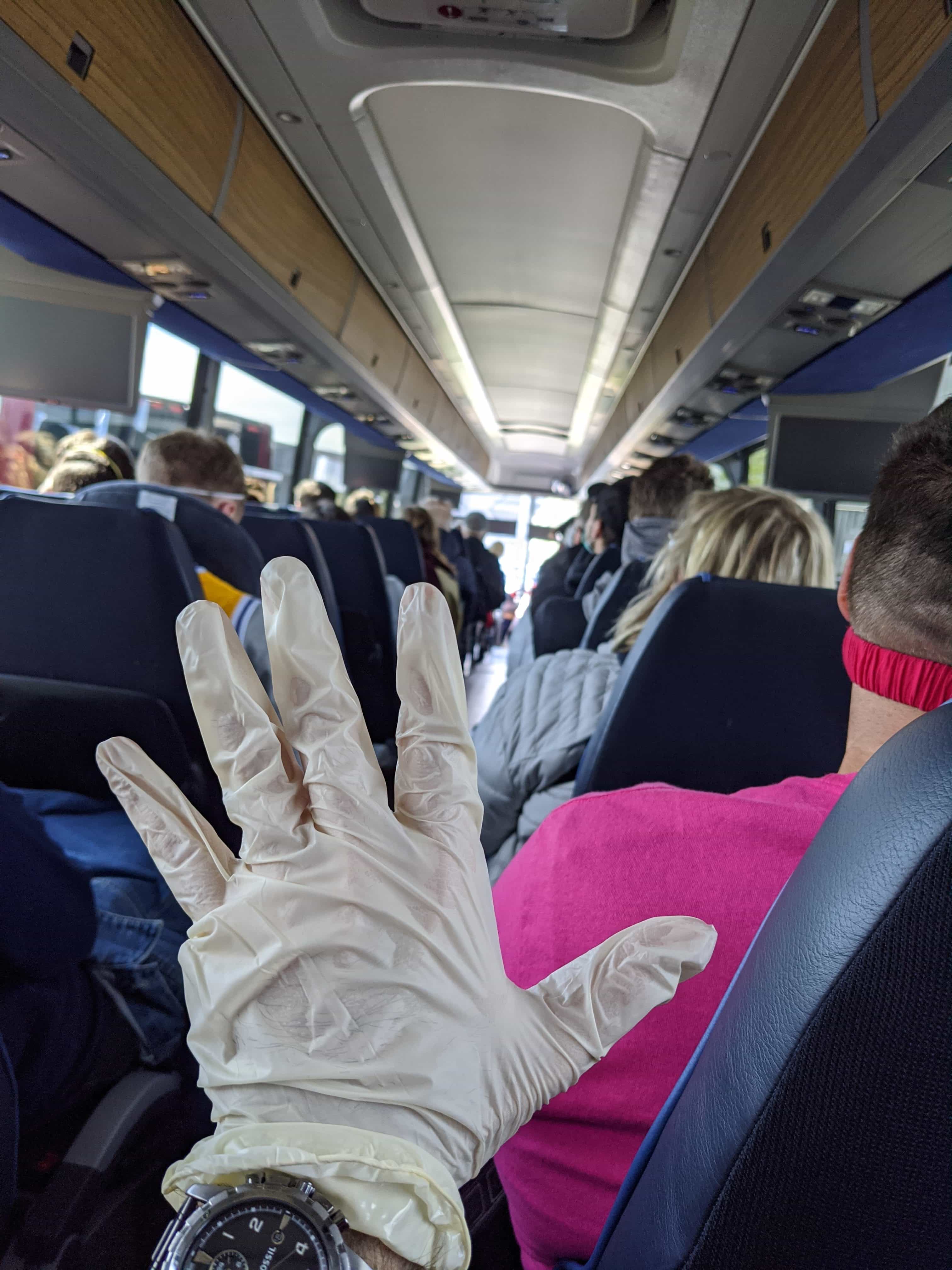 Gumená rukavica na ruke, pohľad do vnútra lietadla