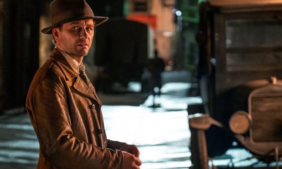 Herec Matthew Rhys ako obhajca Perry Mason