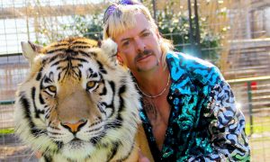 Joe Exotic pózuje s tigrom