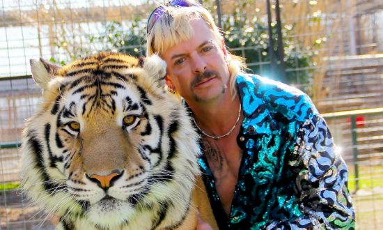 Joe Exotic pózuje s tigrom