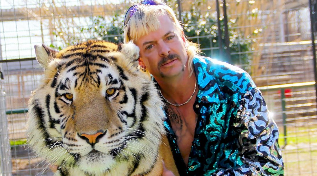 Joe Exotic pózuje s tigrom