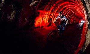 Marcelo Gutierrez na bicykli v soľnej jaskyni