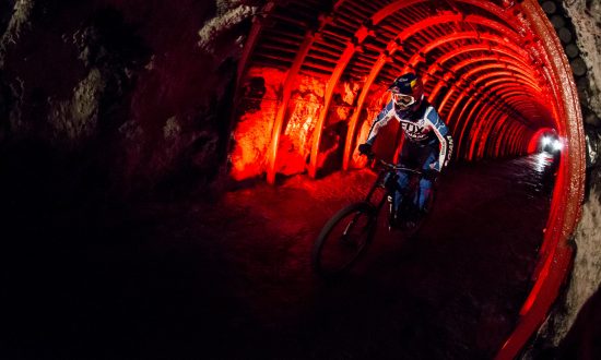 Marcelo Gutierrez na bicykli v soľnej jaskyni