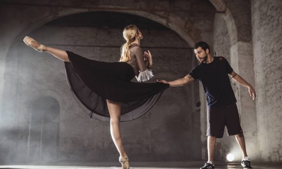 Dvojica tancuje na vlakovej stanici