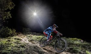 Loic Bruni v súťaži s dronom