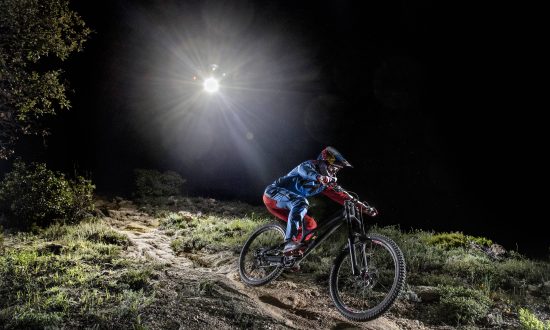 Loic Bruni v súťaži s dronom