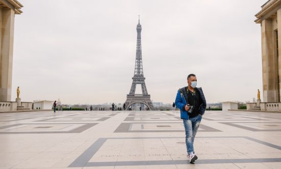 Chodec pri Eiffelovej veži v Paríži