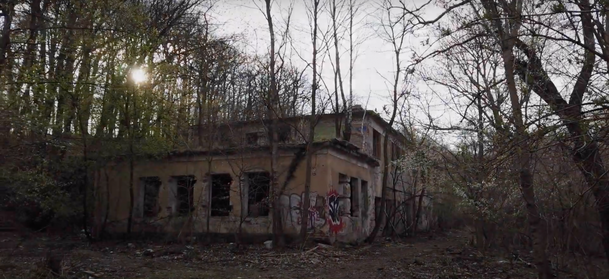 Opustená budova v Pezinku v lese
