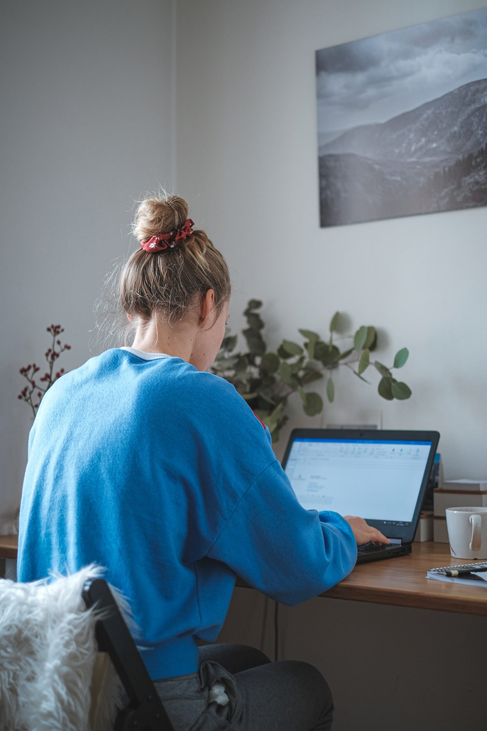 Žena pracujúca na laptope