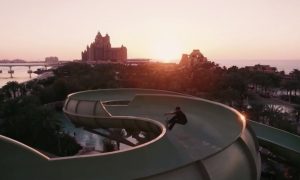 Skateboardista na tobogáne