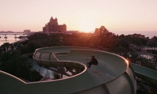 Skateboardista na tobogáne