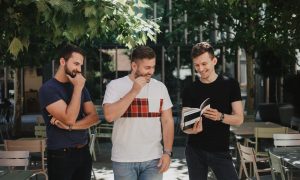Zakladatelia The Zurnal si prezerajú diár