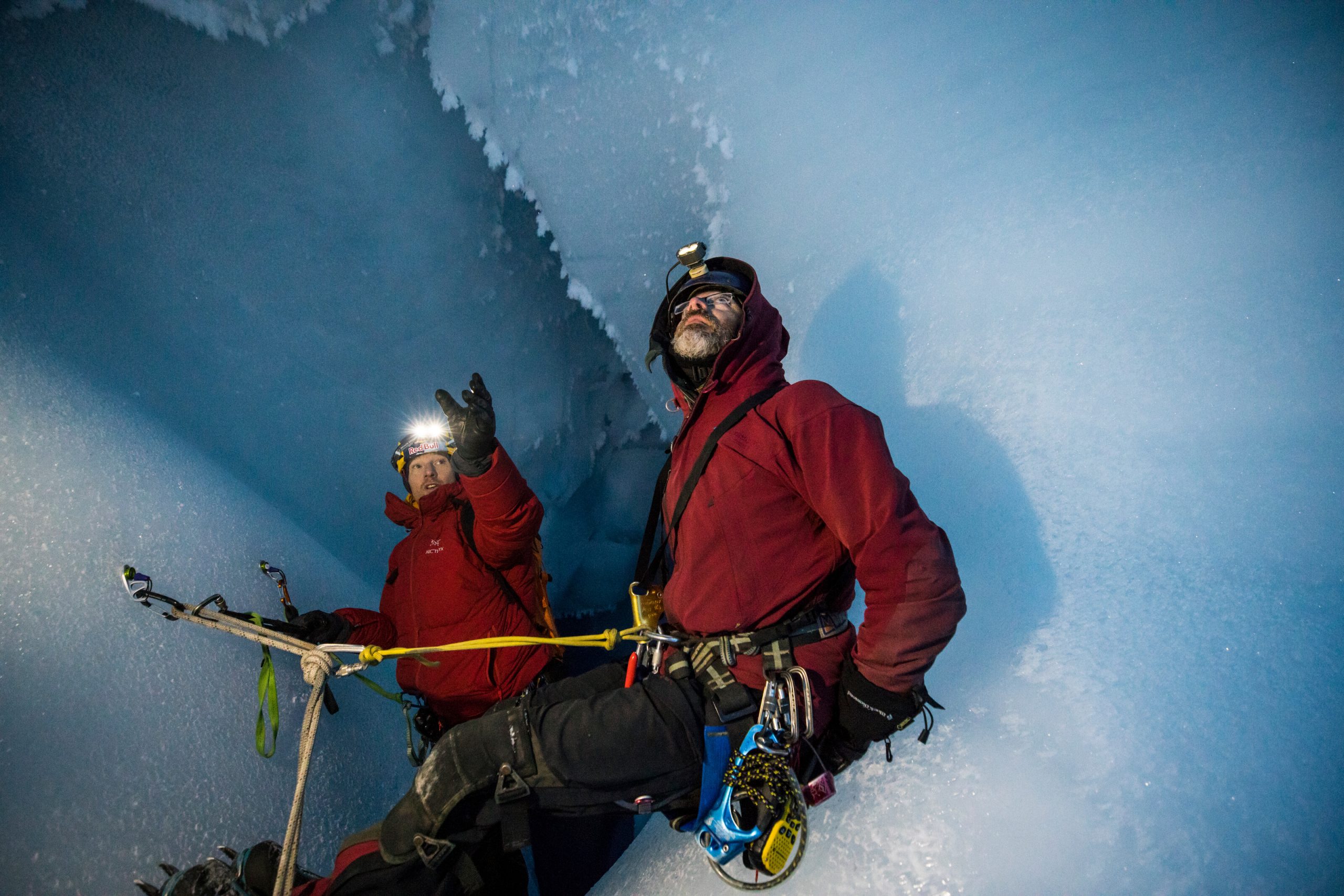 Will Gadd a profesor Jason Gulley v ľadovej jaskyni.