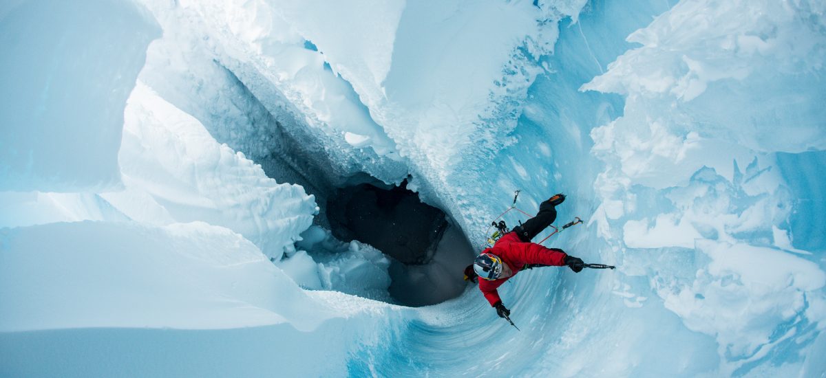 Kanadský horolezec v zamrznutej jaskyni.