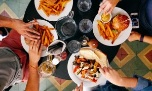 variácia jedál - hamburgery, hranolky, sendviče