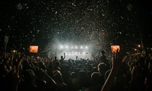 Ľudia sa zabávajú na festivale