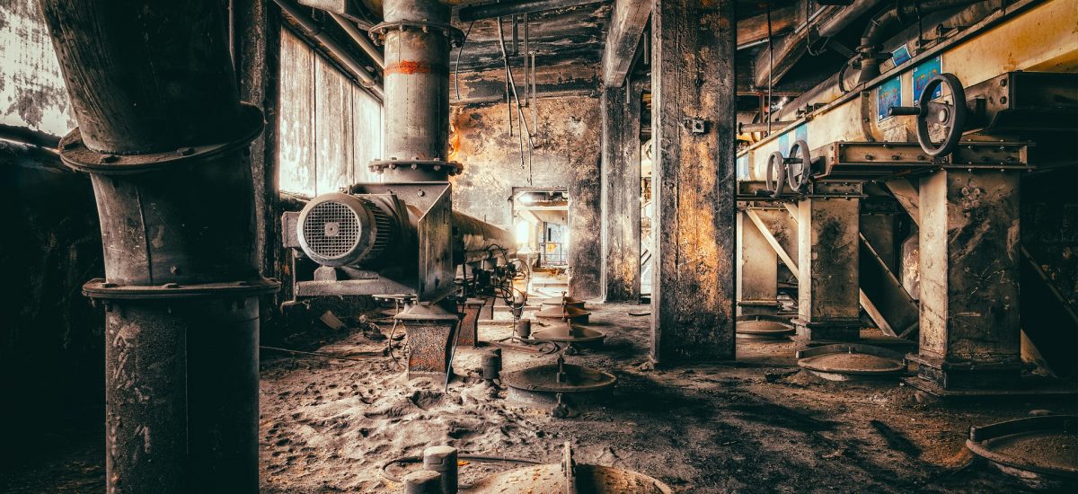 Pohľad na opustenú továreň