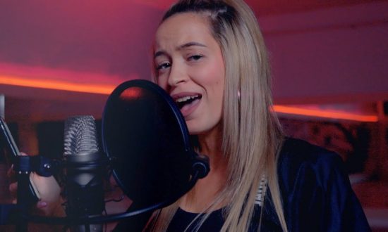 Dominika Mirgová pri nahrávaní Hot16Challenge2.