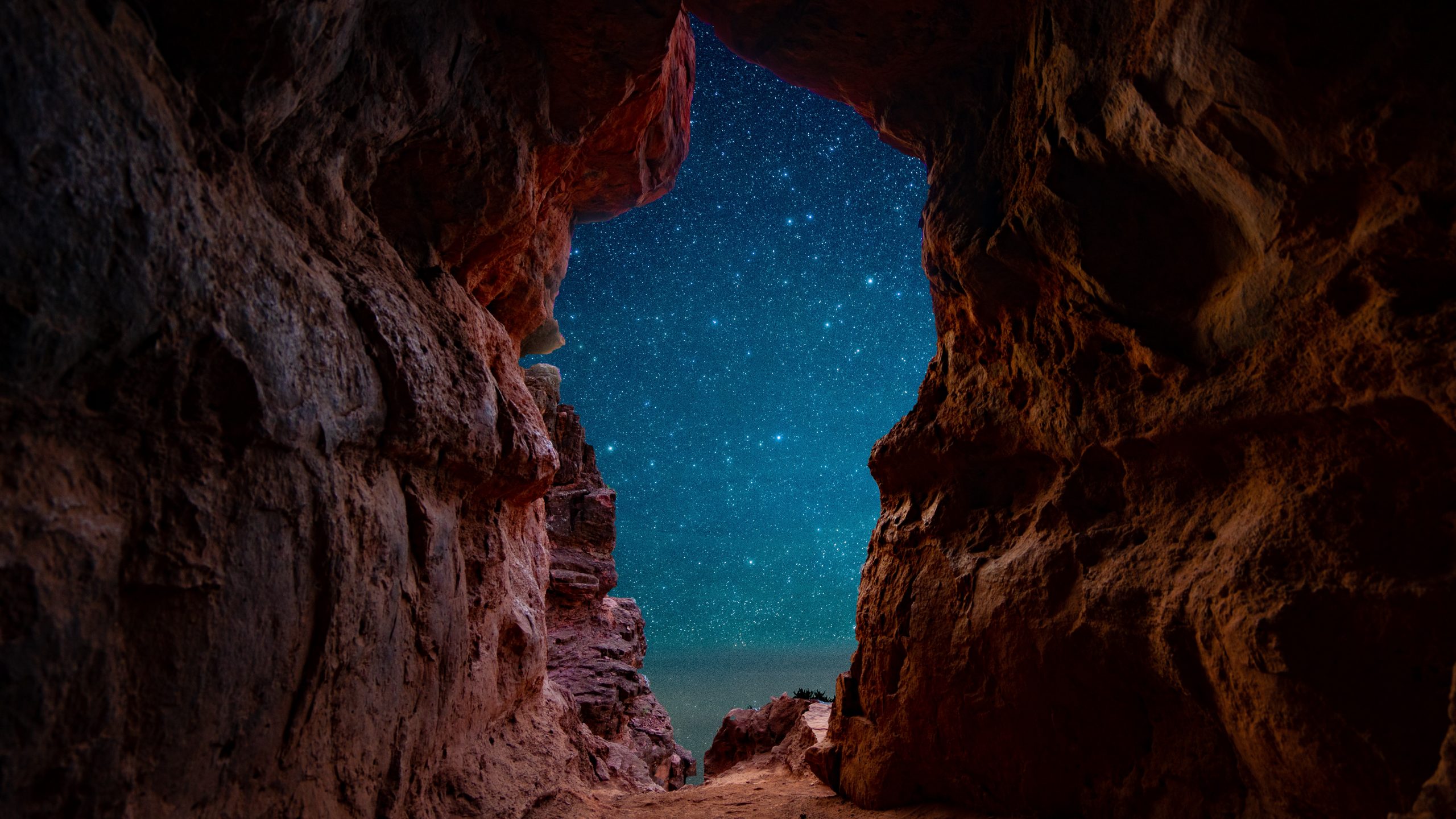 Pohľad z jaskyne na hviezdnu oblohu