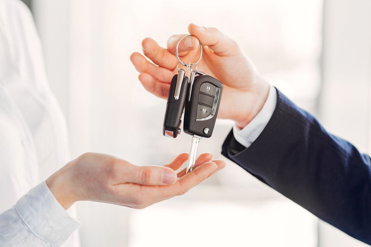 muž dáva žene kľúče od auta