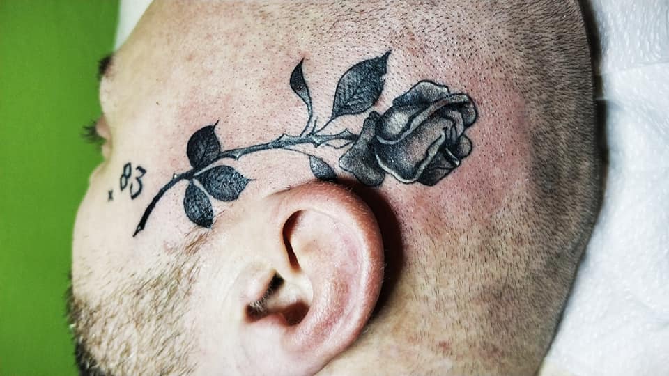 Tetovanie ruže nad uchom