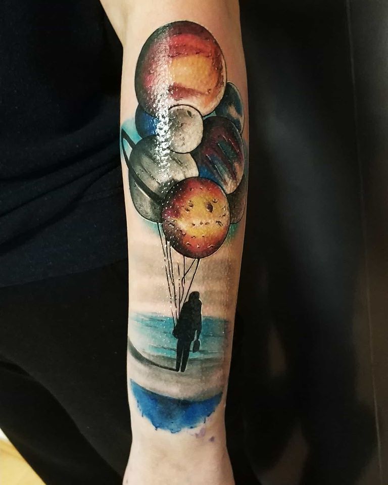 Tetovanie dievčaťa s planétami miesto balónov