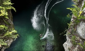 Larisa Morales na jazere v Cenote Maya
