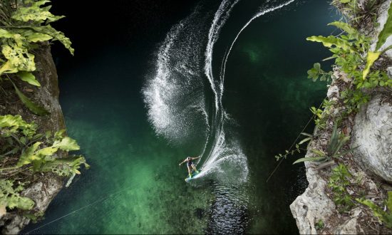 Larisa Morales na jazere v Cenote Maya