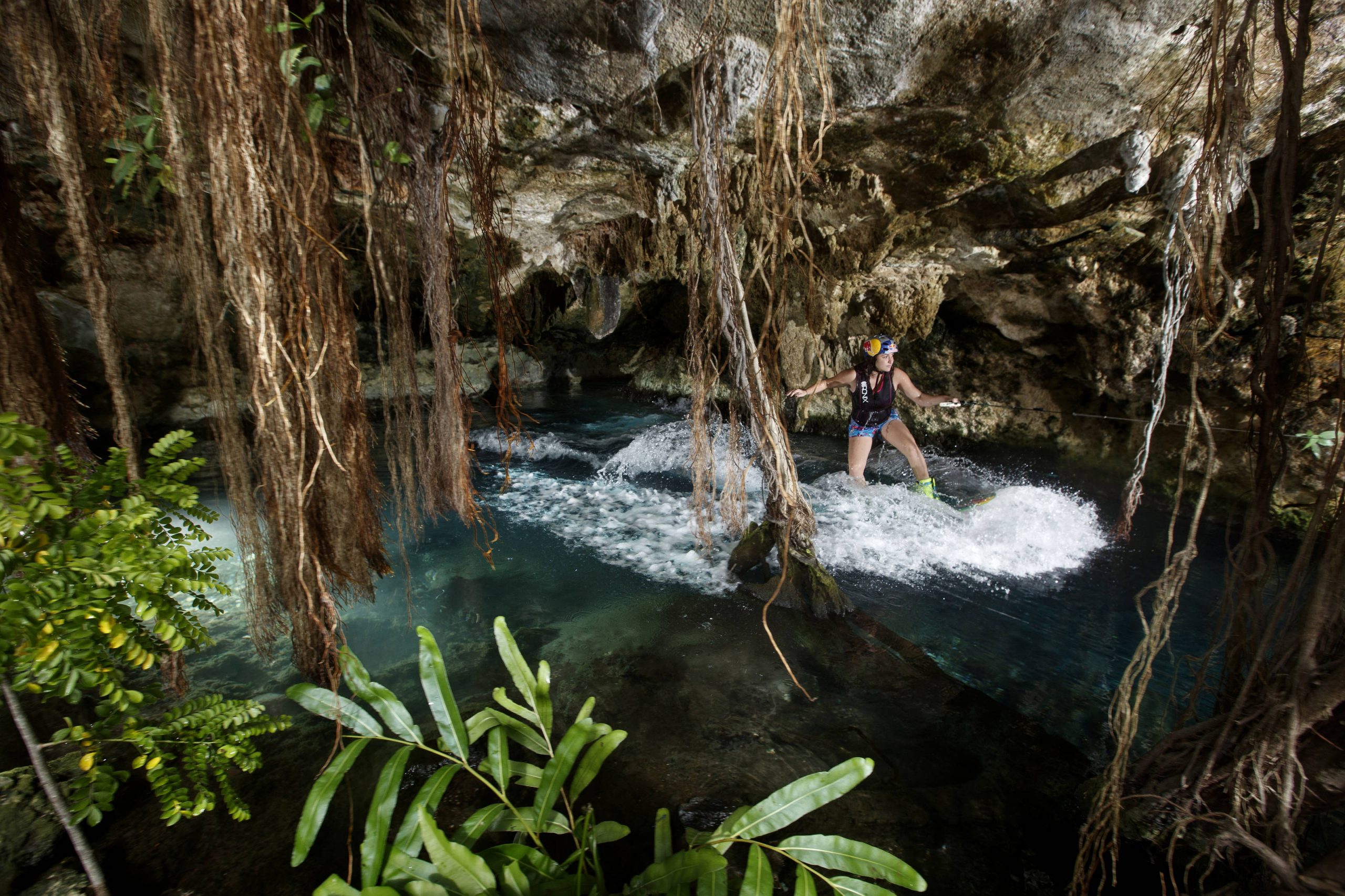 Larisa Morales na jazere v Cenote Maya