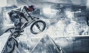Hviezda BMX Courage Adams na zrkadlovej dráhe