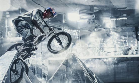 Hviezda BMX Courage Adams na zrkadlovej dráhe