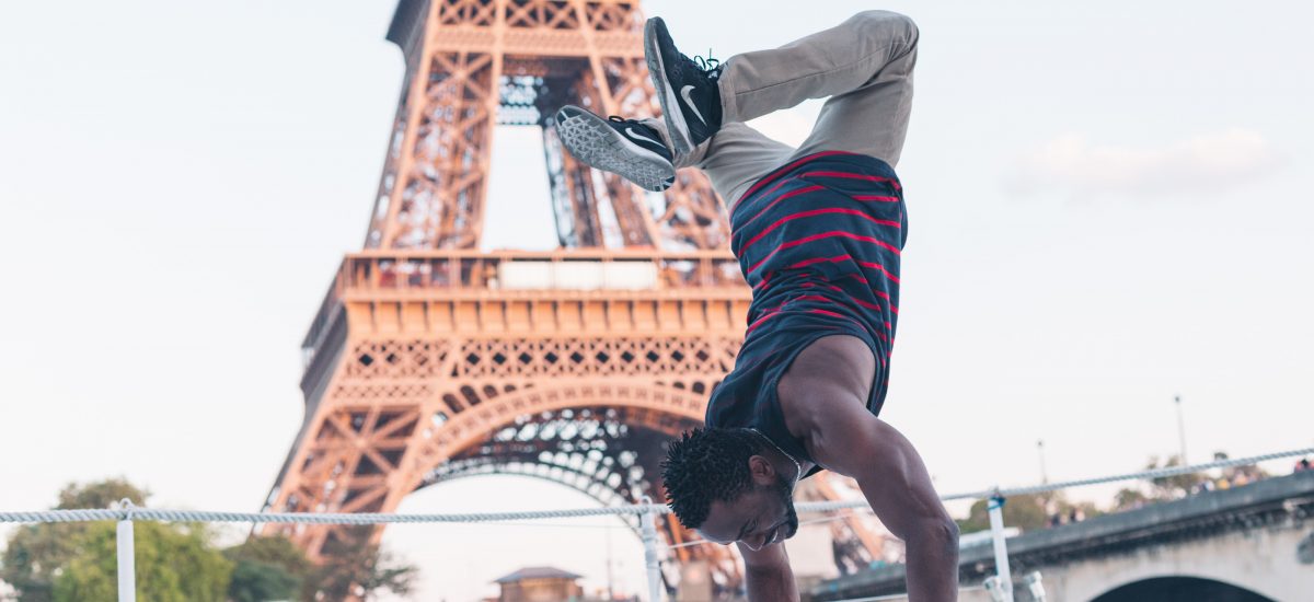 B-Boy Junior vystupuje v Paríži počas turistickej prehliadky