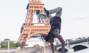 B-Boy Junior vystupuje v Paríži počas turistickej prehliadky