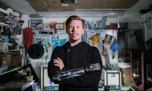Daniel Melville s bionickou protézou
