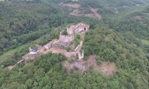 Vychutnaj si pohľad na hrad Čabraď z dronu.