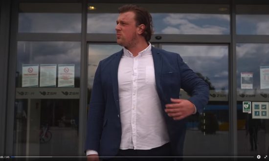 Komik Domi Haly natočil vtipné video.