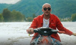 Robin Zoot na vodnom skútri