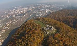 Pustý hrad vo Zvolene z vtáčej perspektívy.