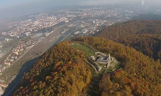 Pustý hrad vo Zvolene z vtáčej perspektívy.