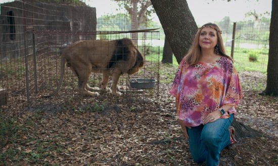 Carole Baskin vo svojej zoo s levom v pozadí