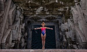 Rhiannan Iffland pri skoku v meste Toorji Ka Jhalra