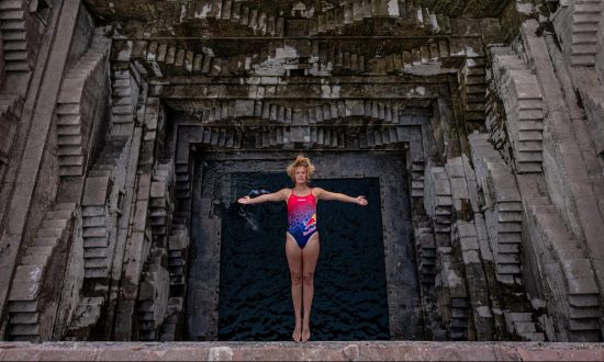 Rhiannan Iffland pri skoku v meste Toorji Ka Jhalra
