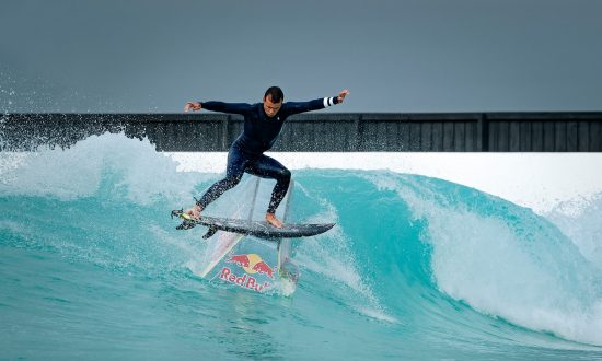 Julian Wilson pri predvádzaní triku v bazéne