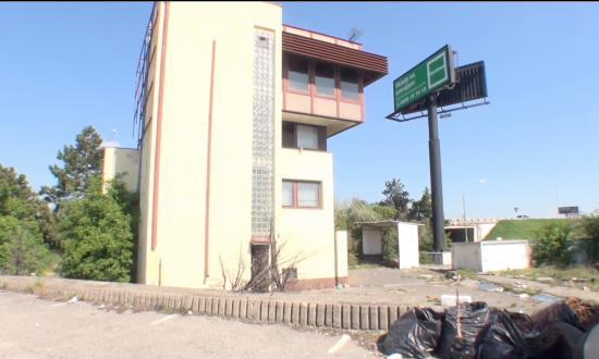 Opustená veža pri diaľnici