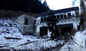 Pohľad na opustenú lanovku na Martinských holiach